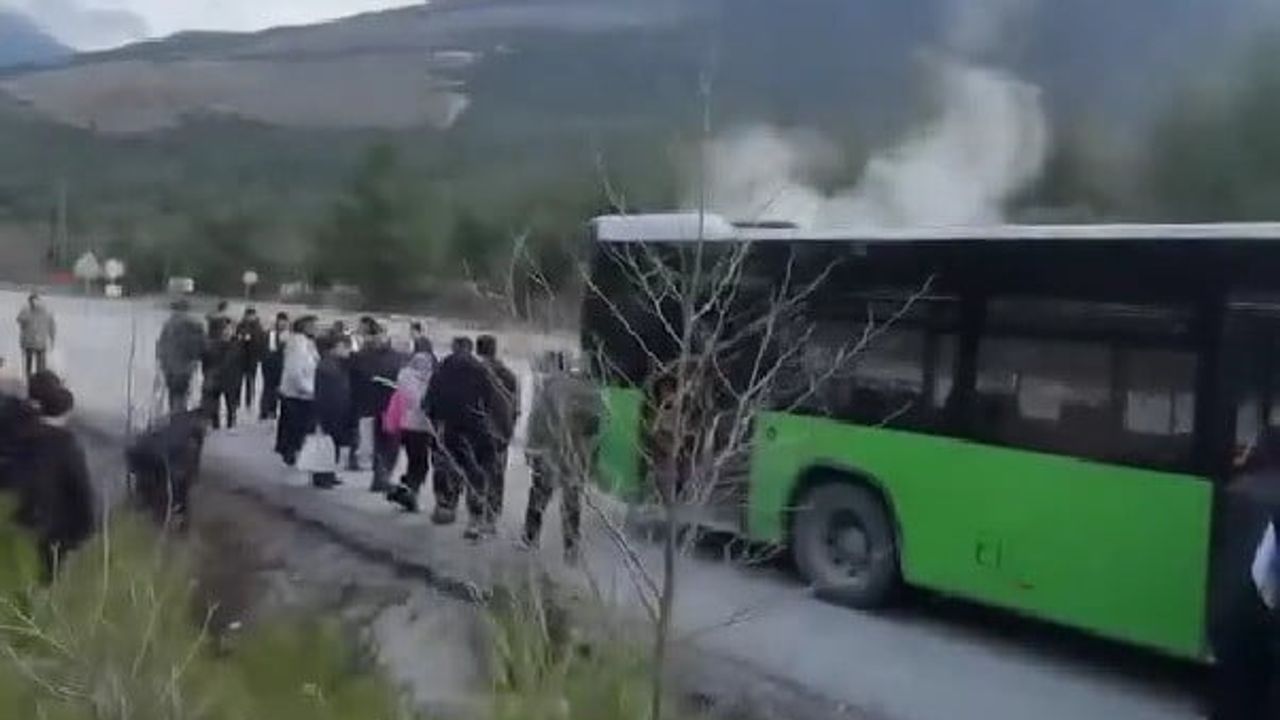 Denizli'de iki şehir içi otobüsünün motorunda yangın; yolcular tahliye edildi, can kaybı yok
