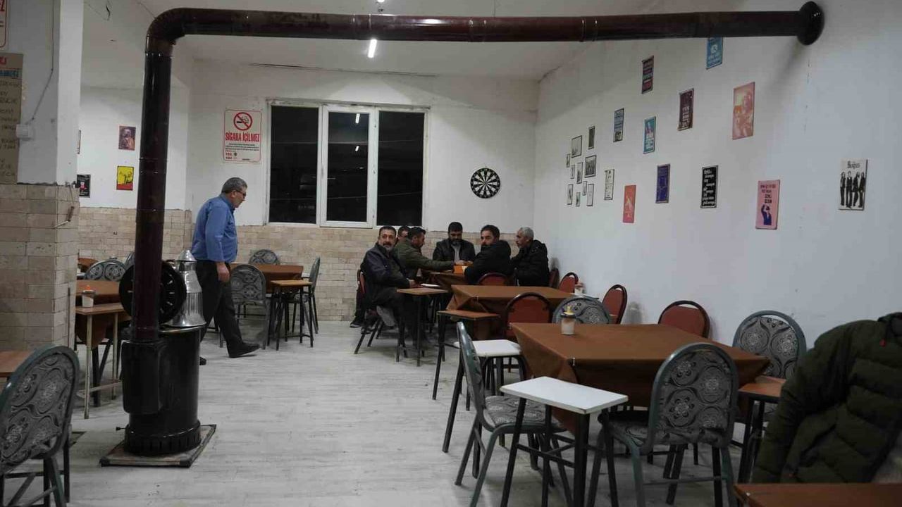 Denizli'de kıraathanede sobaya kolonya dökülmesi sonrası patlama: Güvenlik kamerası kaydetti