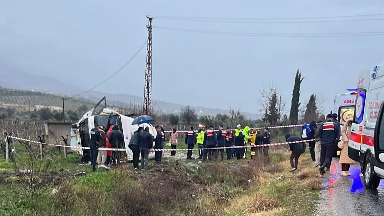 Denizli'de servis minibüsü üzüm bağına uçtu: 25 yaralı, 1 ağır