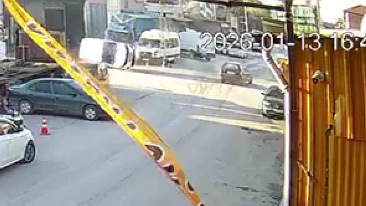 Denizli'de tali yoldan çıkan hafif ticari araçla otomobil çarpıştı: Araç devrildi