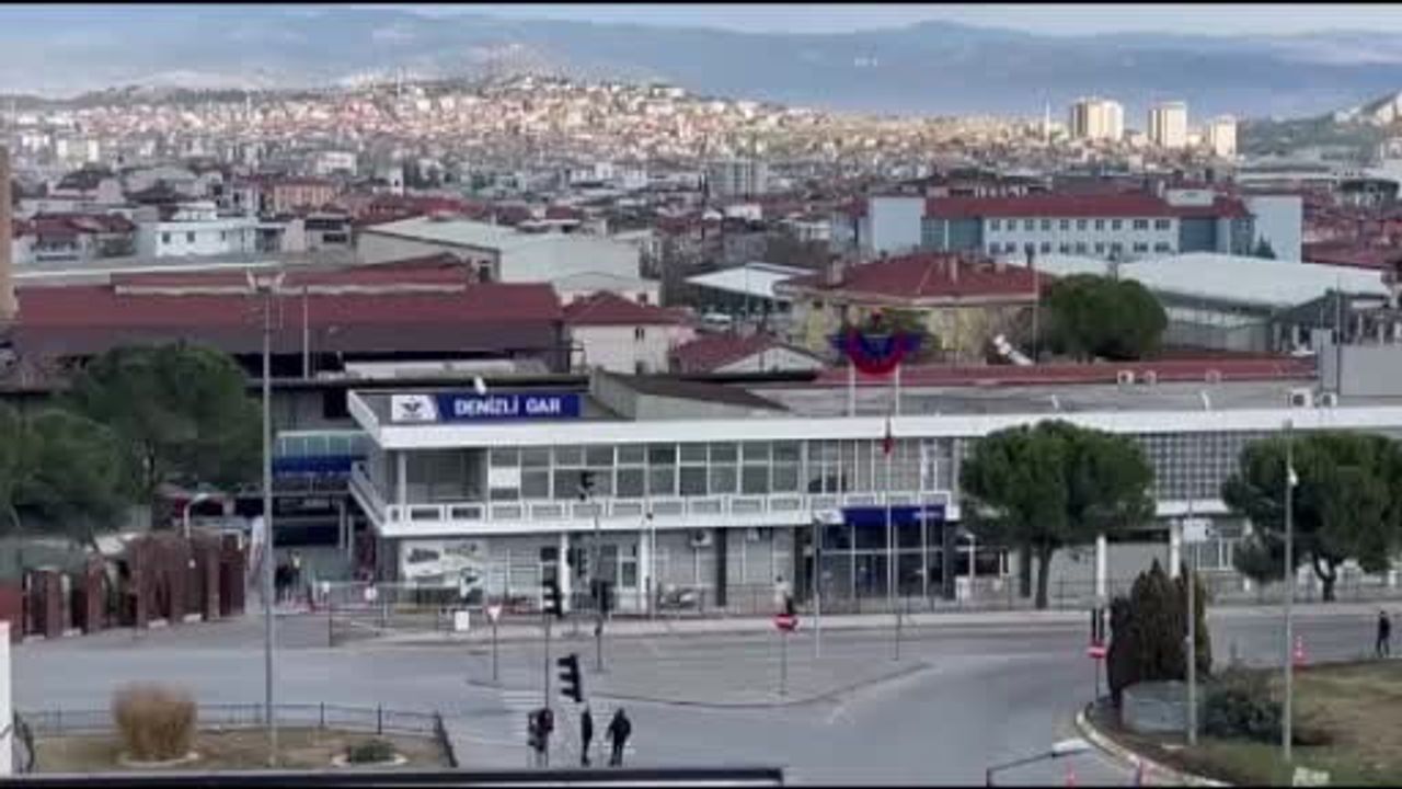 Denizli'de tren garı önünde unutulan valiz bomba şüphesiyle kontrollü şekilde imha edildi