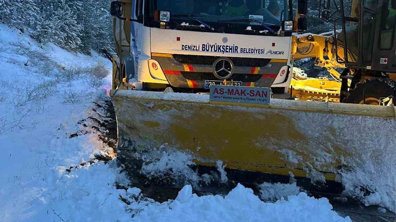 Denizli'de yüksek kesimlerde karla mücadele sürüyor