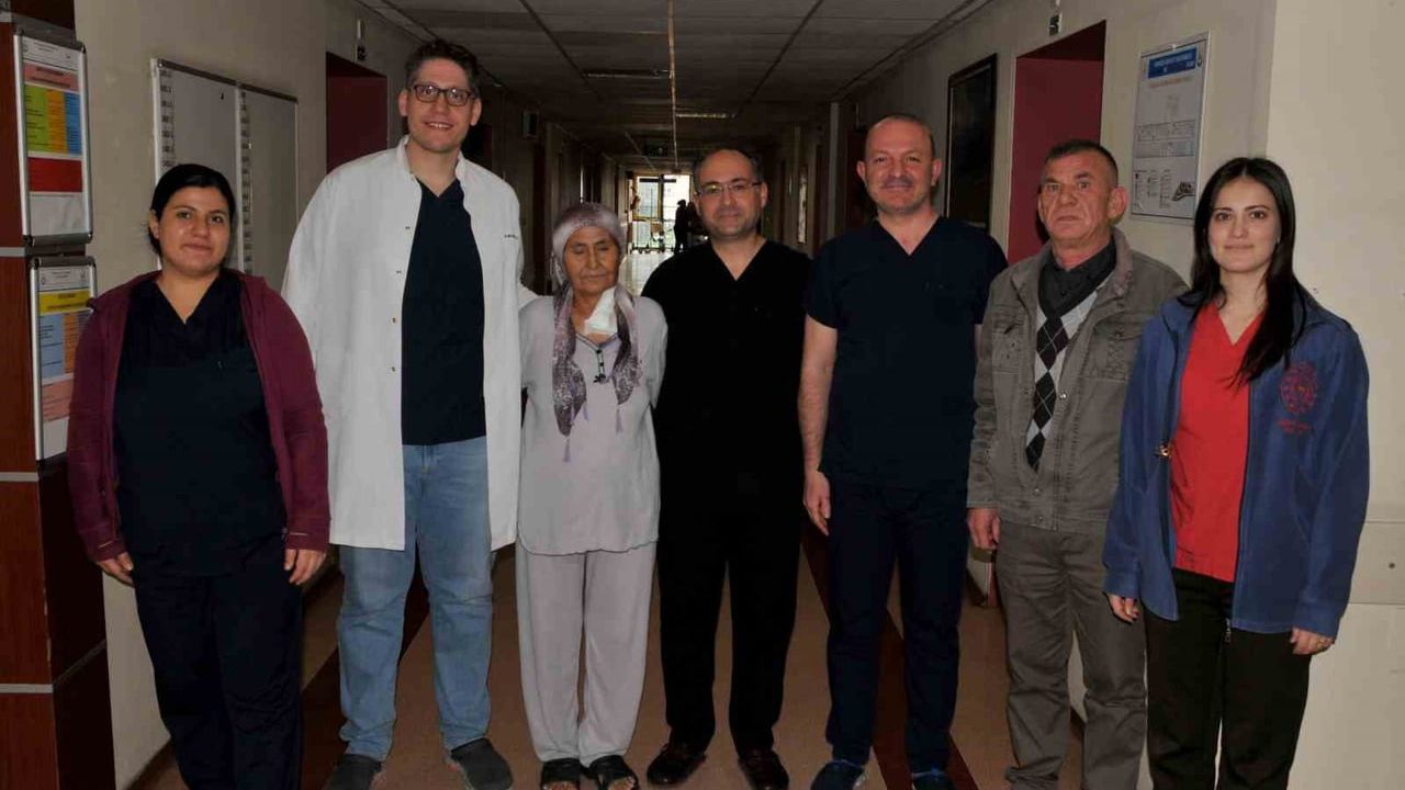 Denizli Devlet Hastanesi'nde yemek borusu kanseri hastasına mideden yeni yemek borusu yapıldı