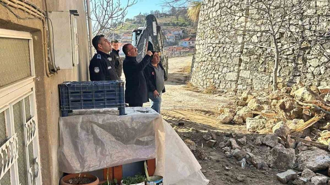 Denizli Güney'de istinat duvarı çöktü: İki araç enkaz altında kullanılamaz hale geldi