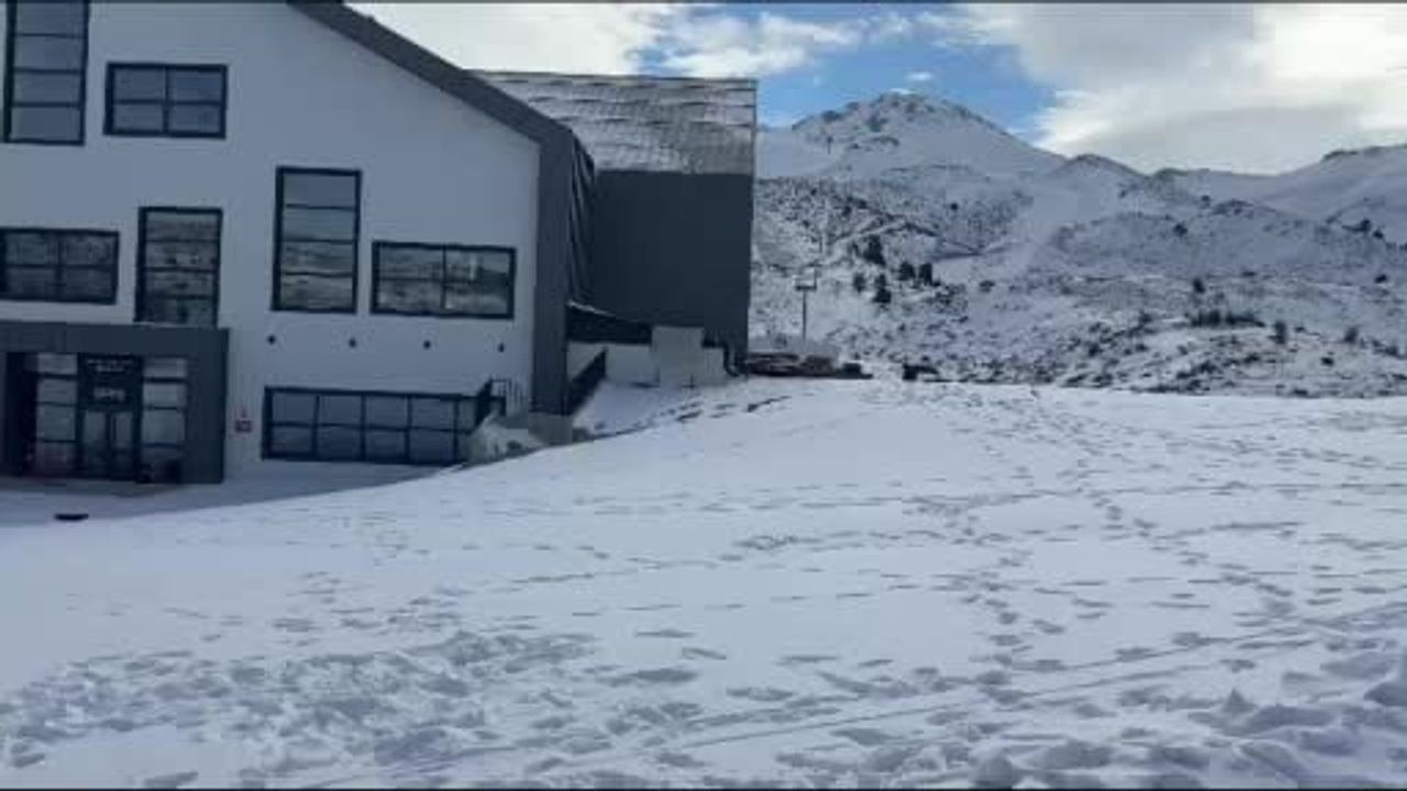 Denizli Nikfer Kayak Merkezi'nde hafta sonu yoğunluğu — Sezon kar yetersizliğinden açılmadı