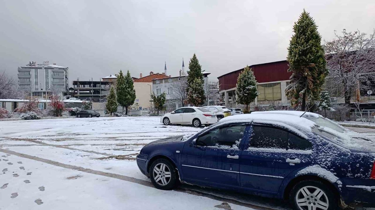 Denizli'nin Kale ilçesinde gece kar yağışı ilçe beyaza bürüdü