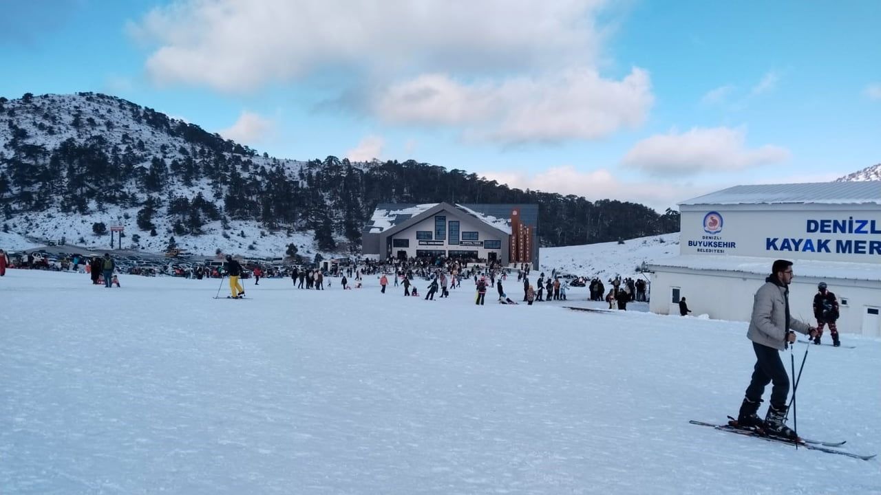 Denizli'nin Nikfer Kayak Merkezi yeni sezonda yoğun ilgi gördü