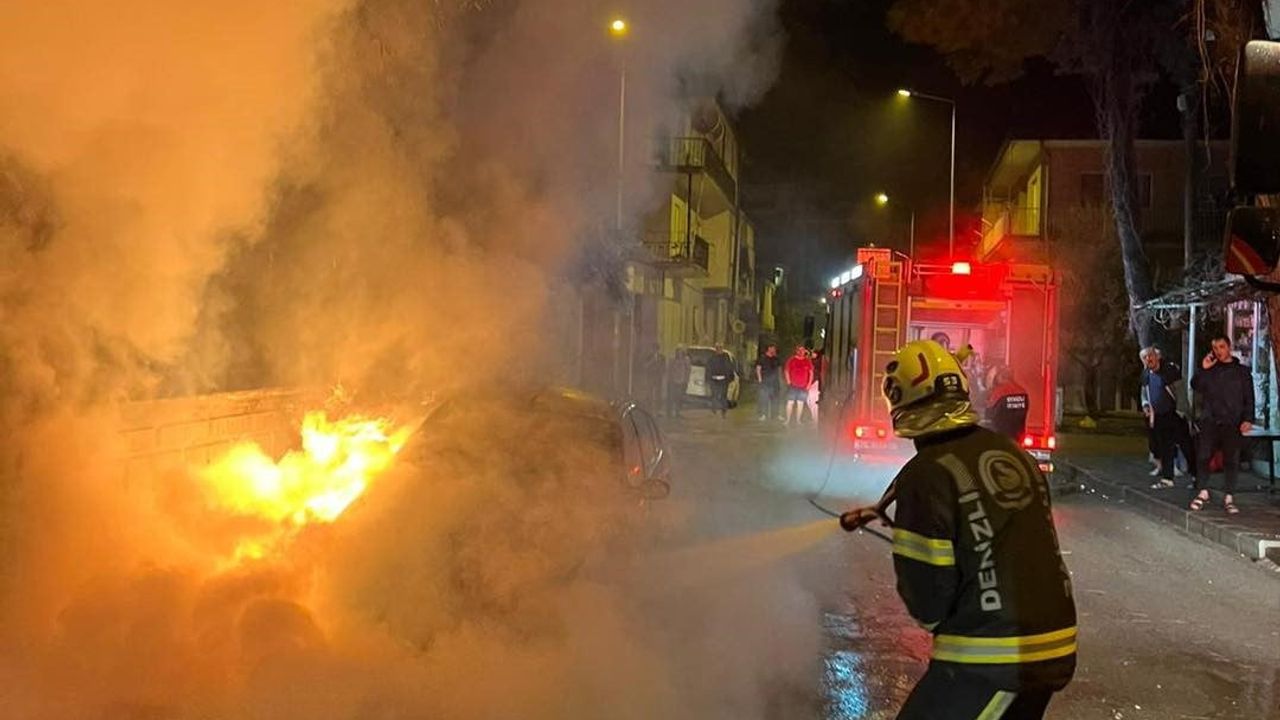 Denizli Sarayköy'de Park Halindeki Otomobil Yangında Kullanılamaz Hale Geldi