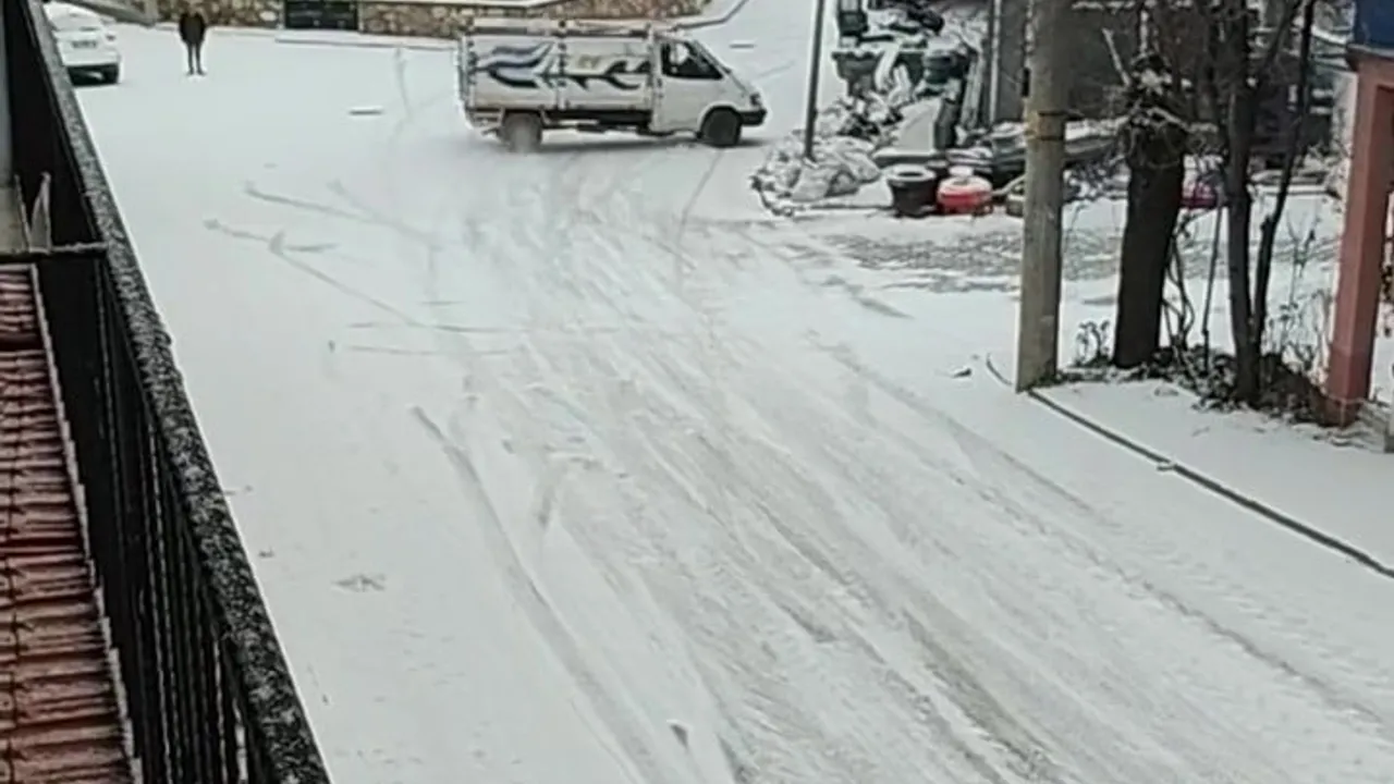 Denizli Uzunpınar'da buzlanan yolda kamyonet kaydı