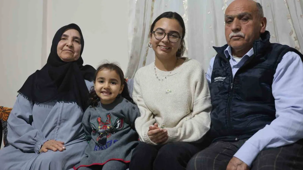 Depremde üç evladını kaybeden anne, torunlarının emanetinde hayata tutundu