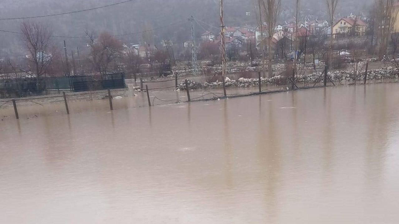 Derebucak’ta yoğun yağış ve kar erimesi arazileri su altında bıraktı
