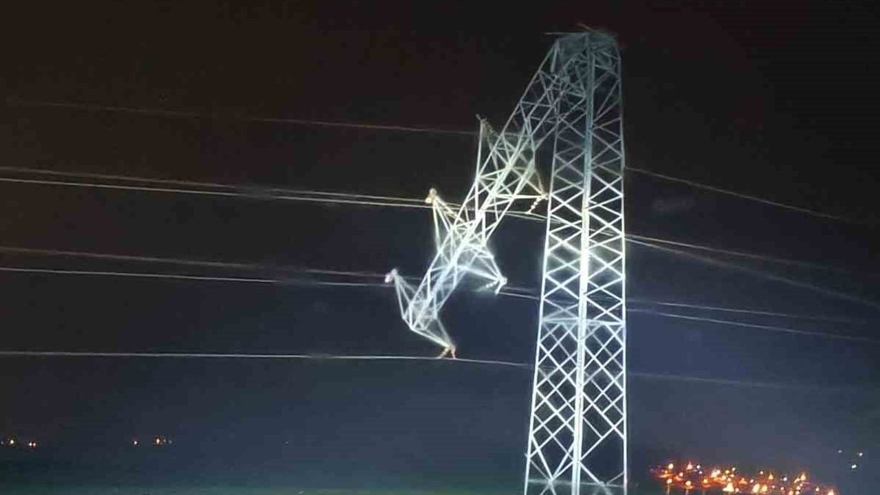 Derik'te çalınan destek üniteleri nedeniyle devrilen 3 orta gerilim direği; alternatif hatlarla enerji 5 dakikada verildi