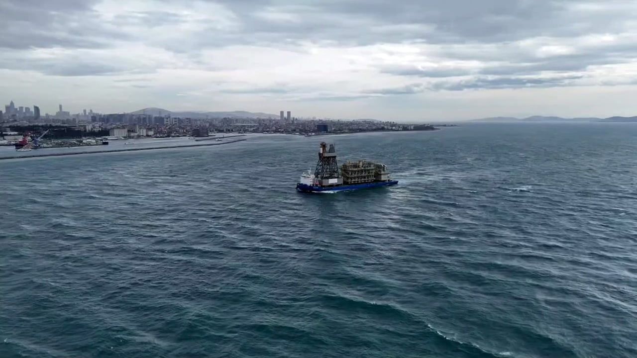 Dev platform gemisi Osman Gazi parçaları ve Yıldırım Sondaj Gemisi kulesiyle İstanbul Boğazı'ndan geçiyor