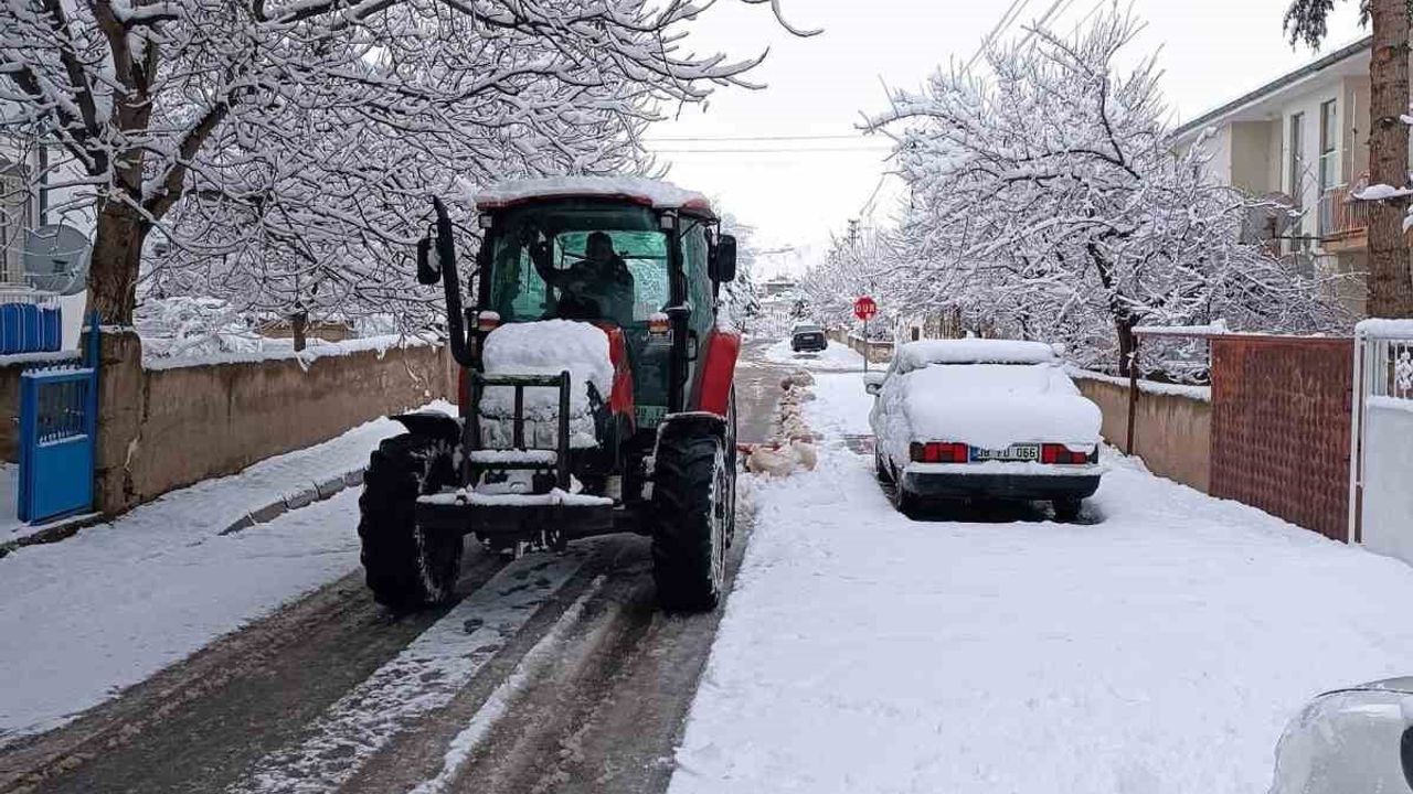 Develi'de kar kalınlığı 10 santime ulaştı; mahalle yolları traktörle temizlendi