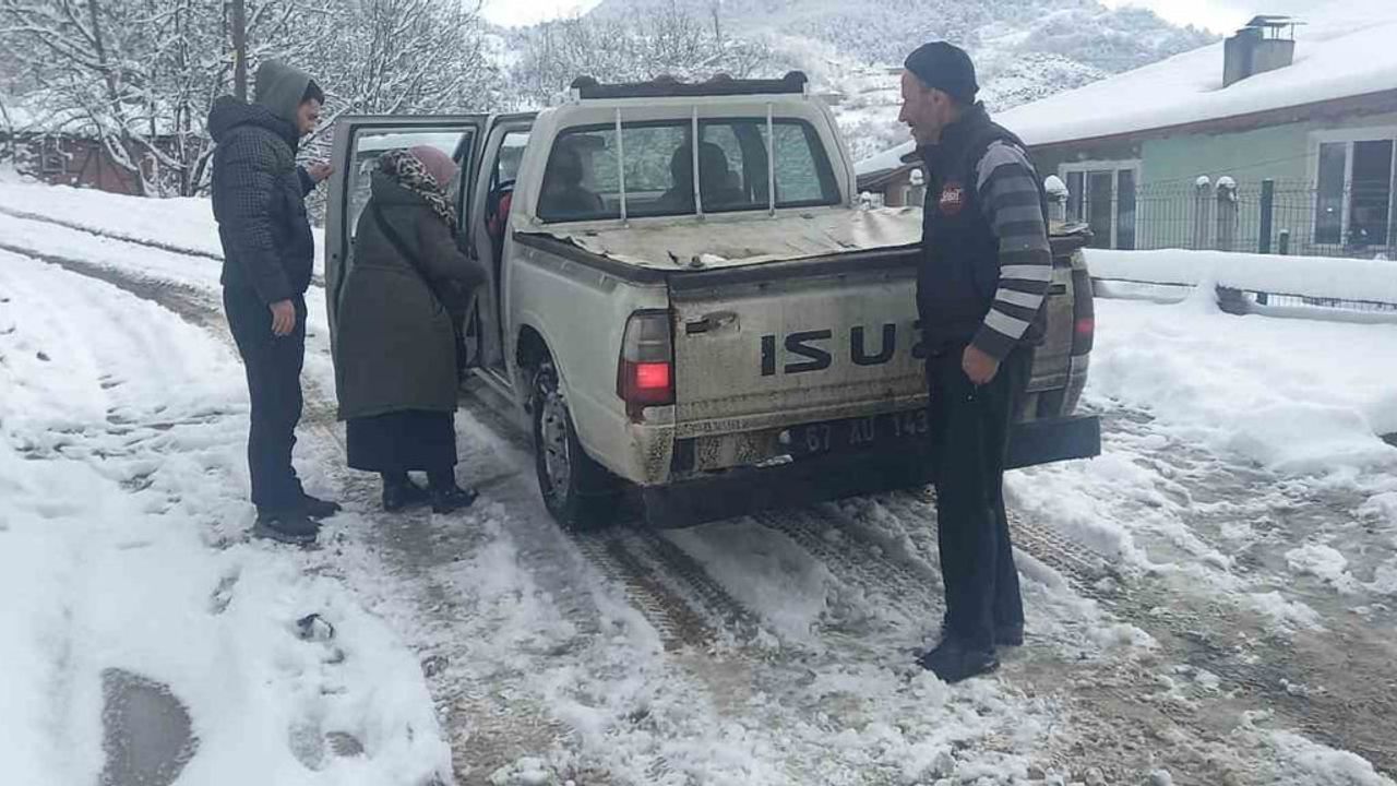 Devrek Mahmutoğlu Köyünde köy hizmetleri ekipleri, kanser hastası Zeliha Karagöz'ü hastaneye ulaştırdı