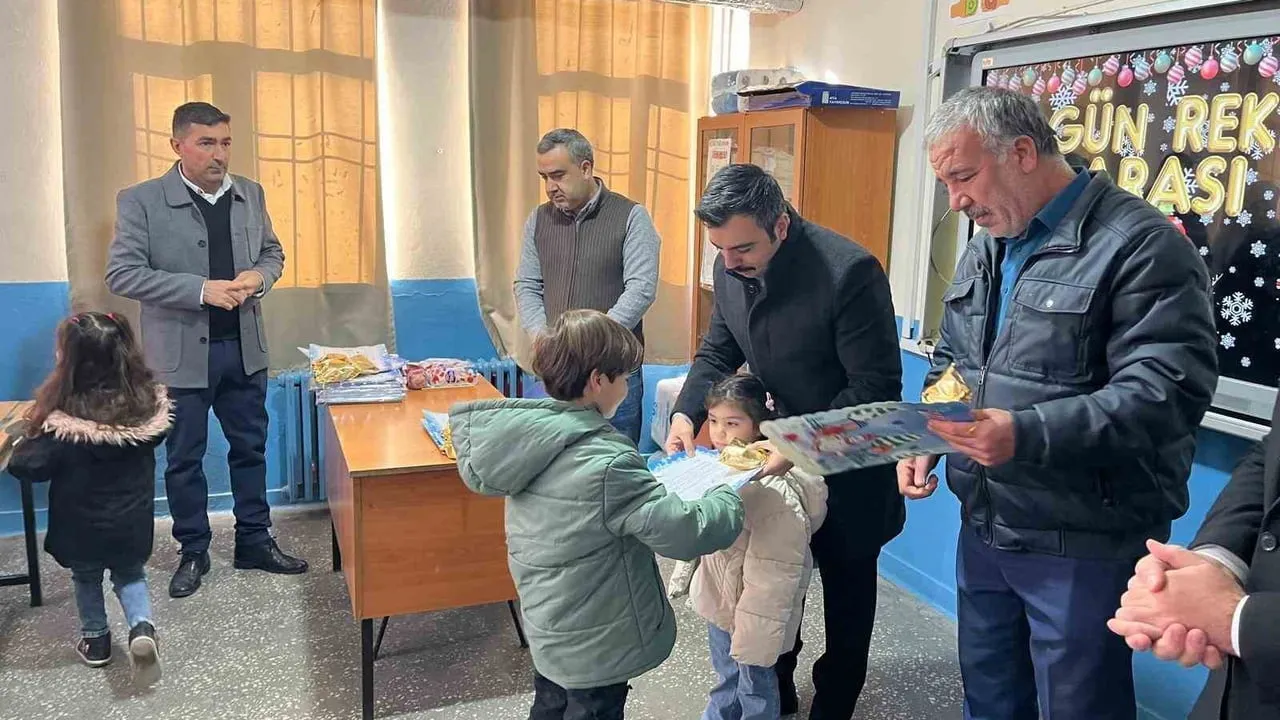 Dicle'de karne heyecanı: Kaymakam Mustafa Atış ve Müdür Mustafa Sabır okul ziyaretinde