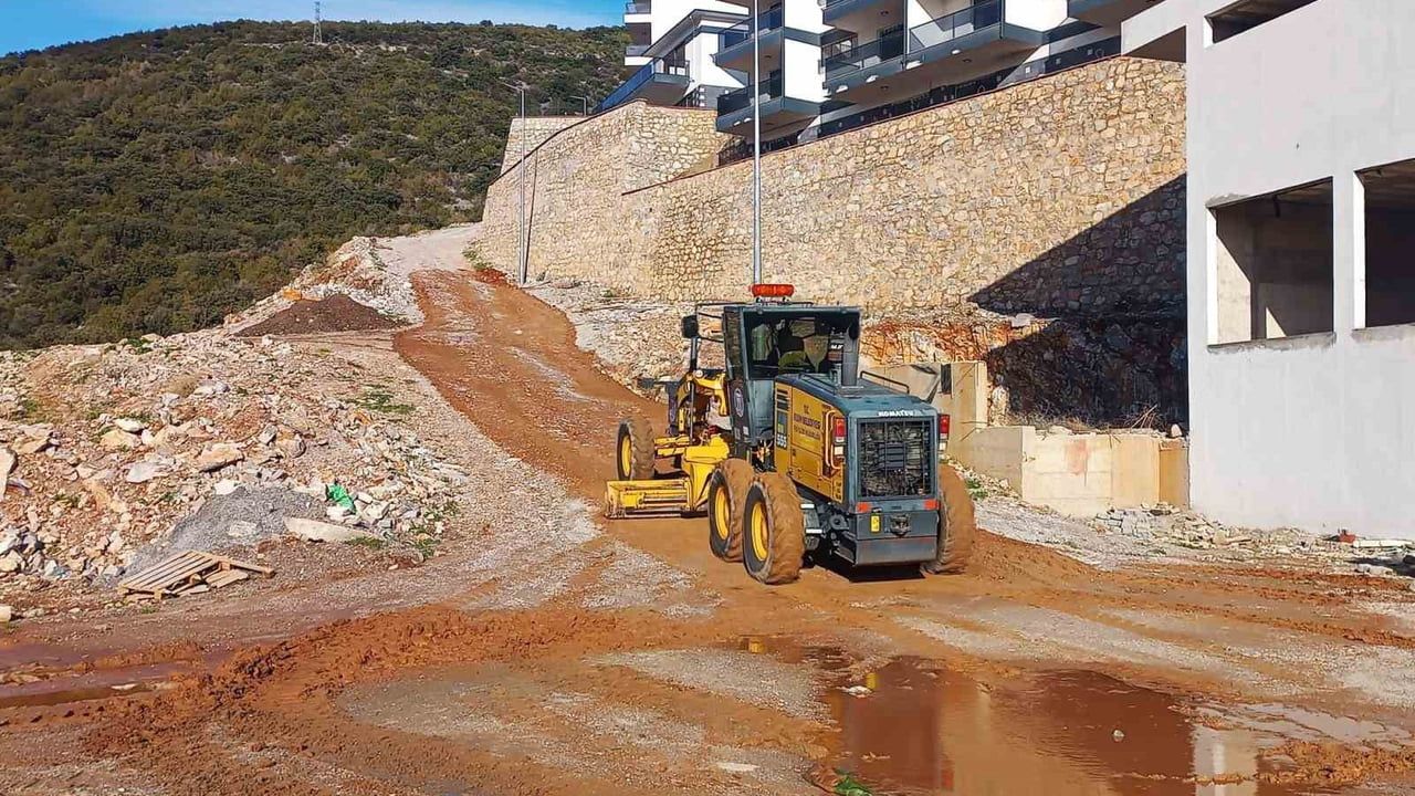 Didim Belediyesi Akbük’te Temizlik, Onarım ve Yol Düzenleme Çalışmalarını Sürdürüyor