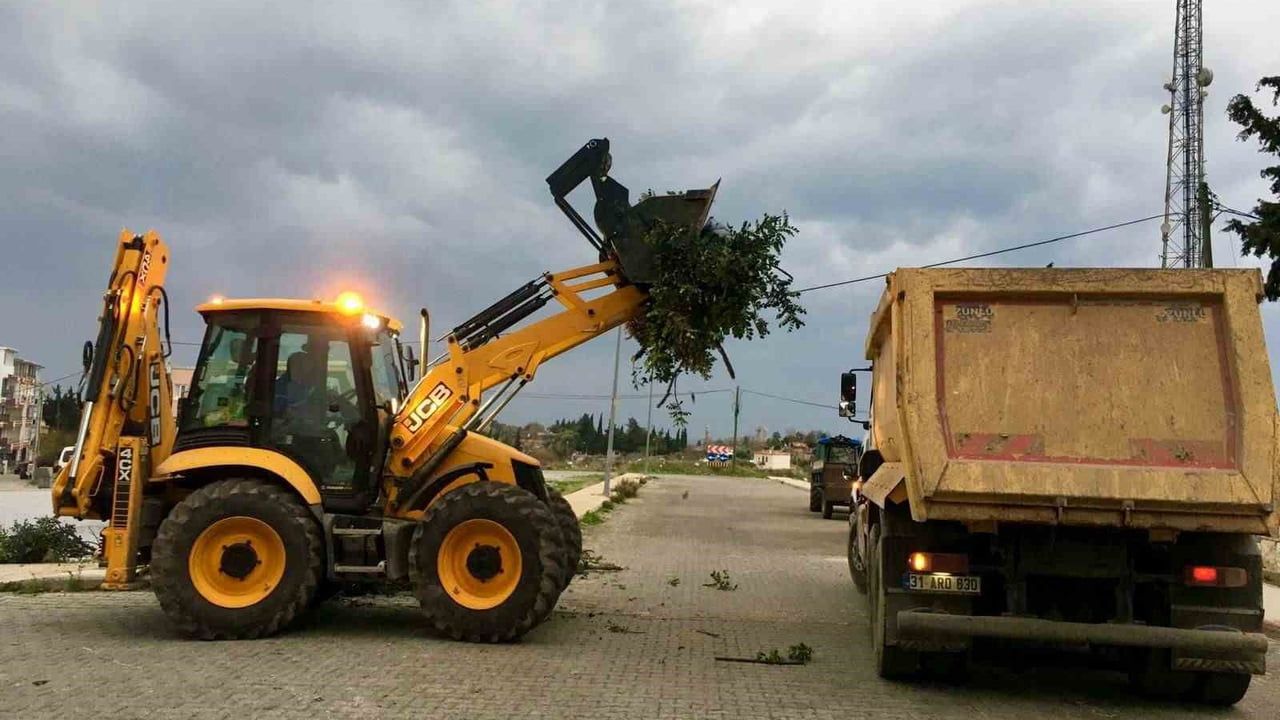 Didim Belediyesi ekipleri kuvvetli fırtına ve yağışa karşı sahada; müdahaleler sürüyor
