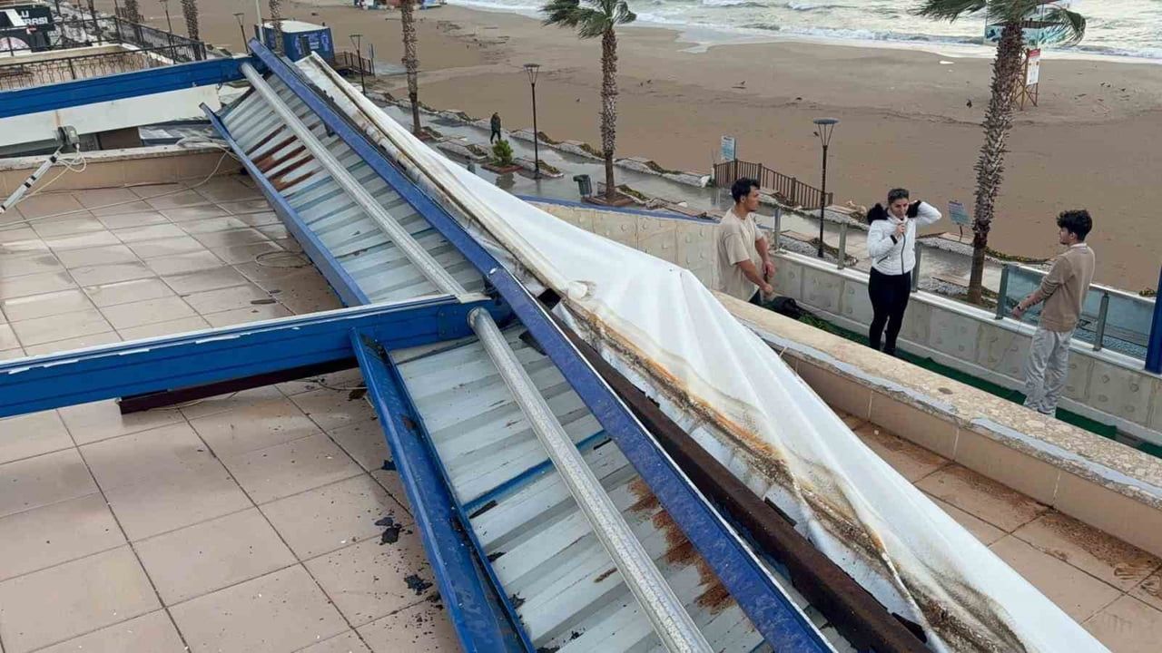 Didim'de fırtına etkili oldu: İş yerlerinin çatı ve tabelalarında hasar