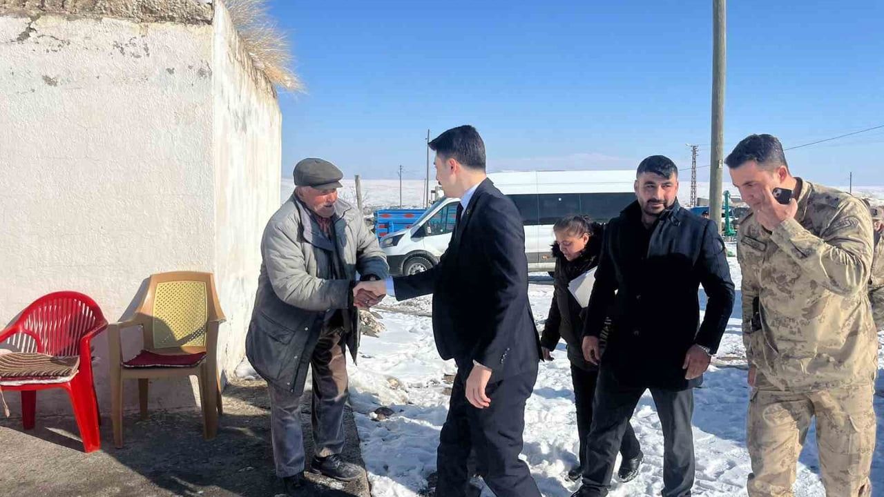 Digor Kaymakamı Ahmed Tayyib Kahraman Çatak Köyünde Hane Ziyaretleri Gerçekleştirdi