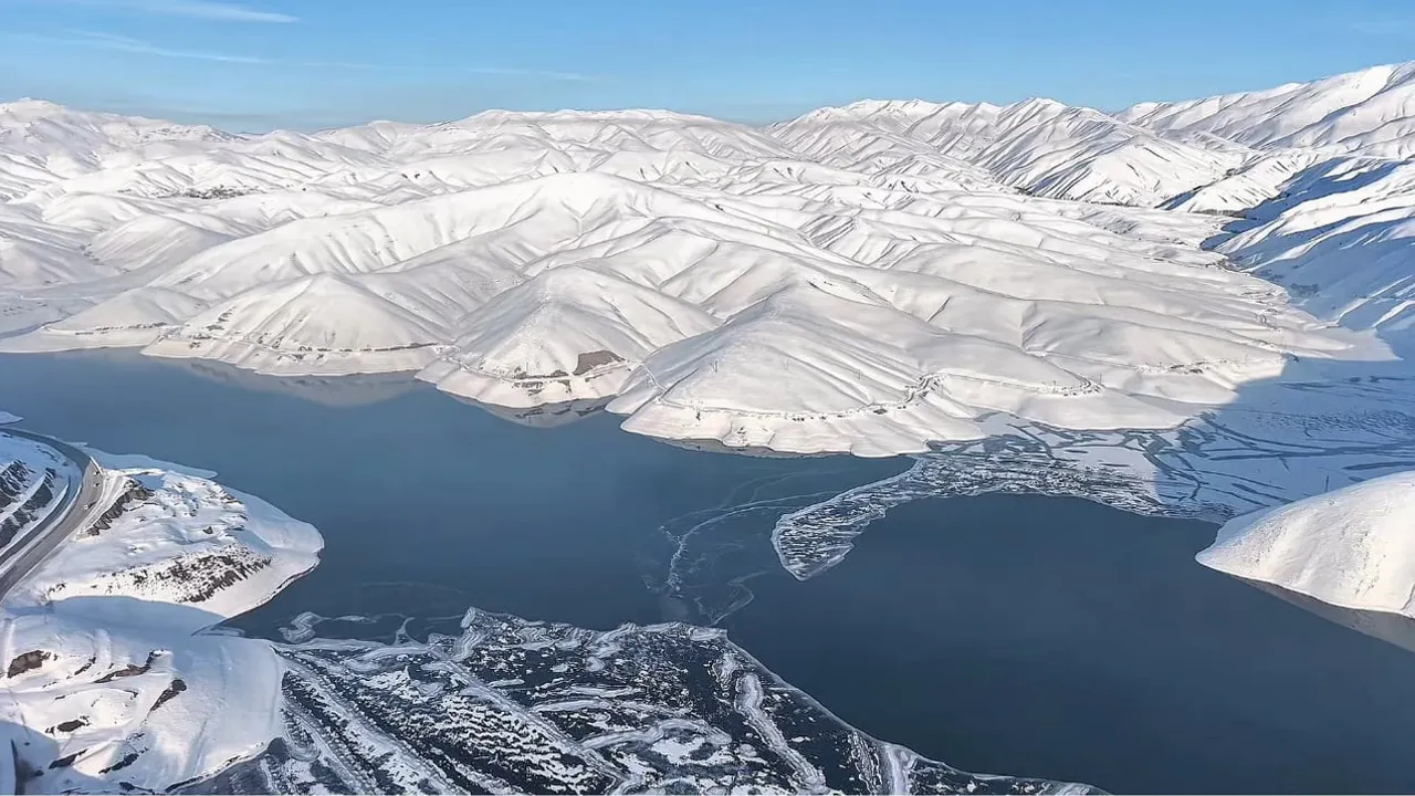 Dilimli Barajı yüzeyi kısmen buzla kaplandı — Yüksekova'da kışın etkisi