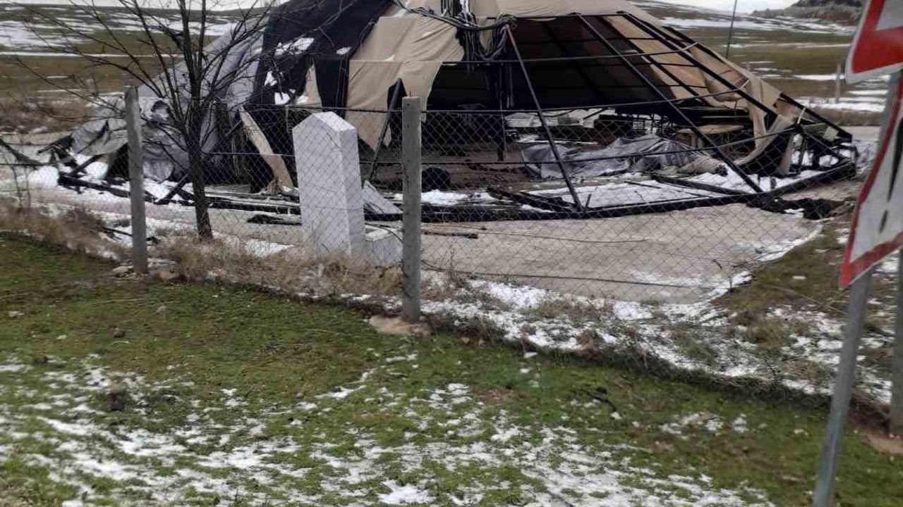 Dinar'da Yörük Kıl Çadır Salonu şiddetli rüzgarda parçalandı