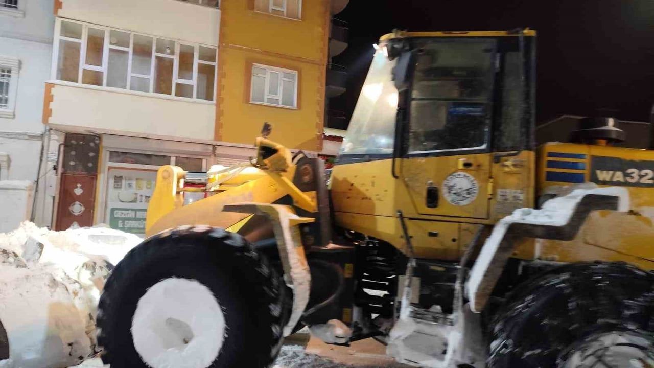 Diyadin'de belediye ekiplerinin karla mücadele çalışmaları sürüyor