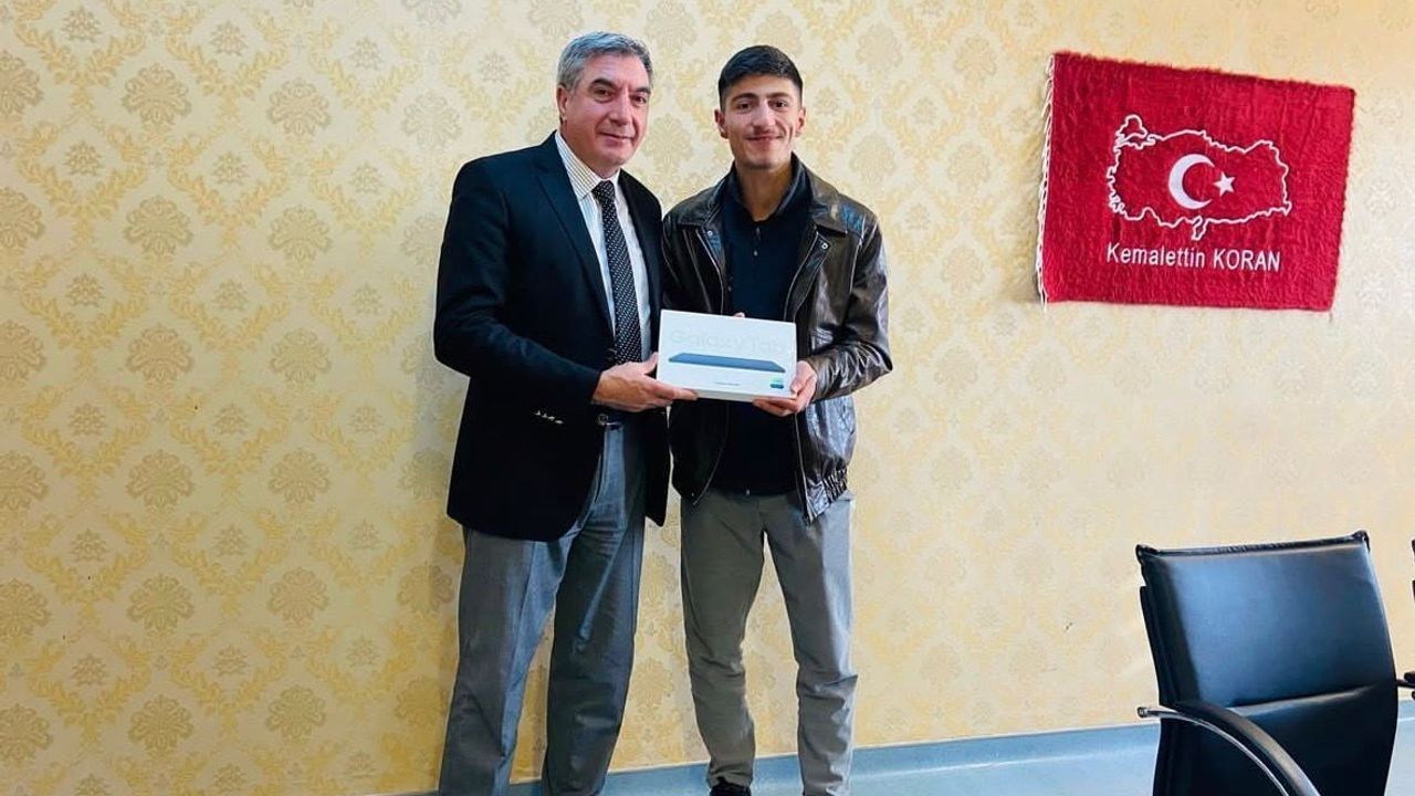 Diyadin'de Gençlere Tablet Desteği: Kaymakam Furkan Korkusuz'un Eğitime Dijital Katkısı