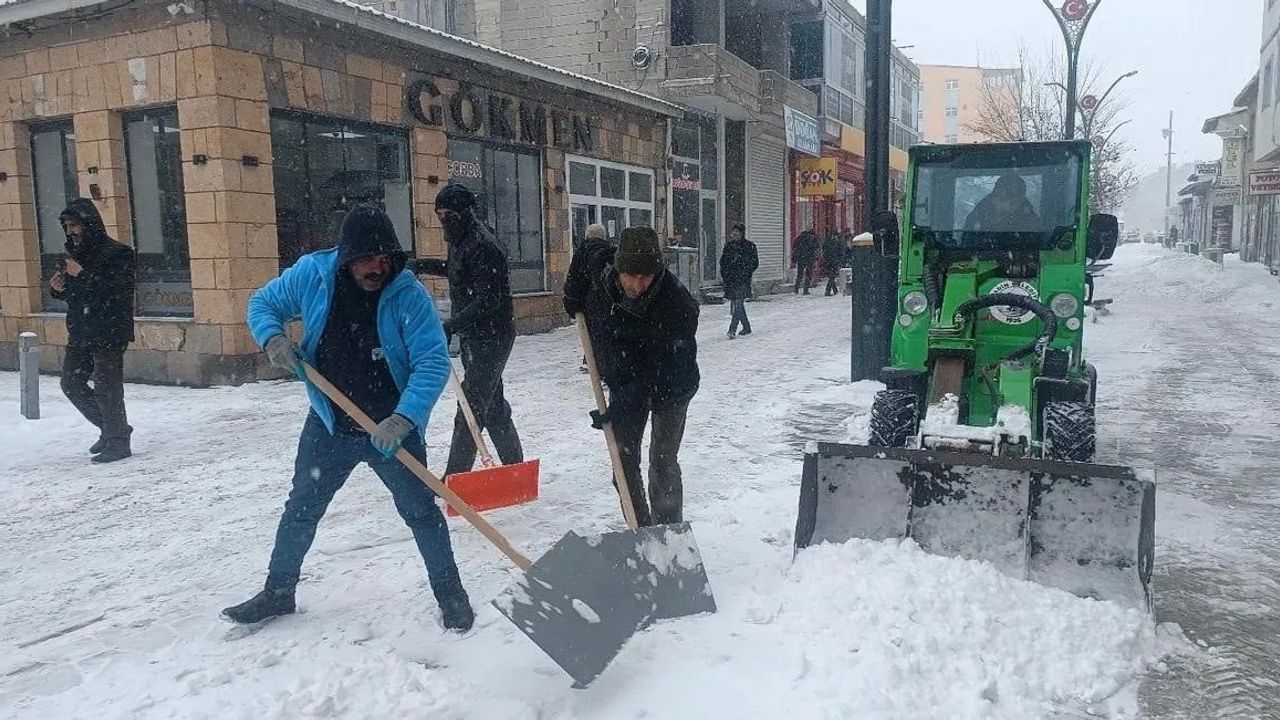 Diyadin'de karla mücadele sürüyor, kapanan yollar yeniden ulaşıma açıldı