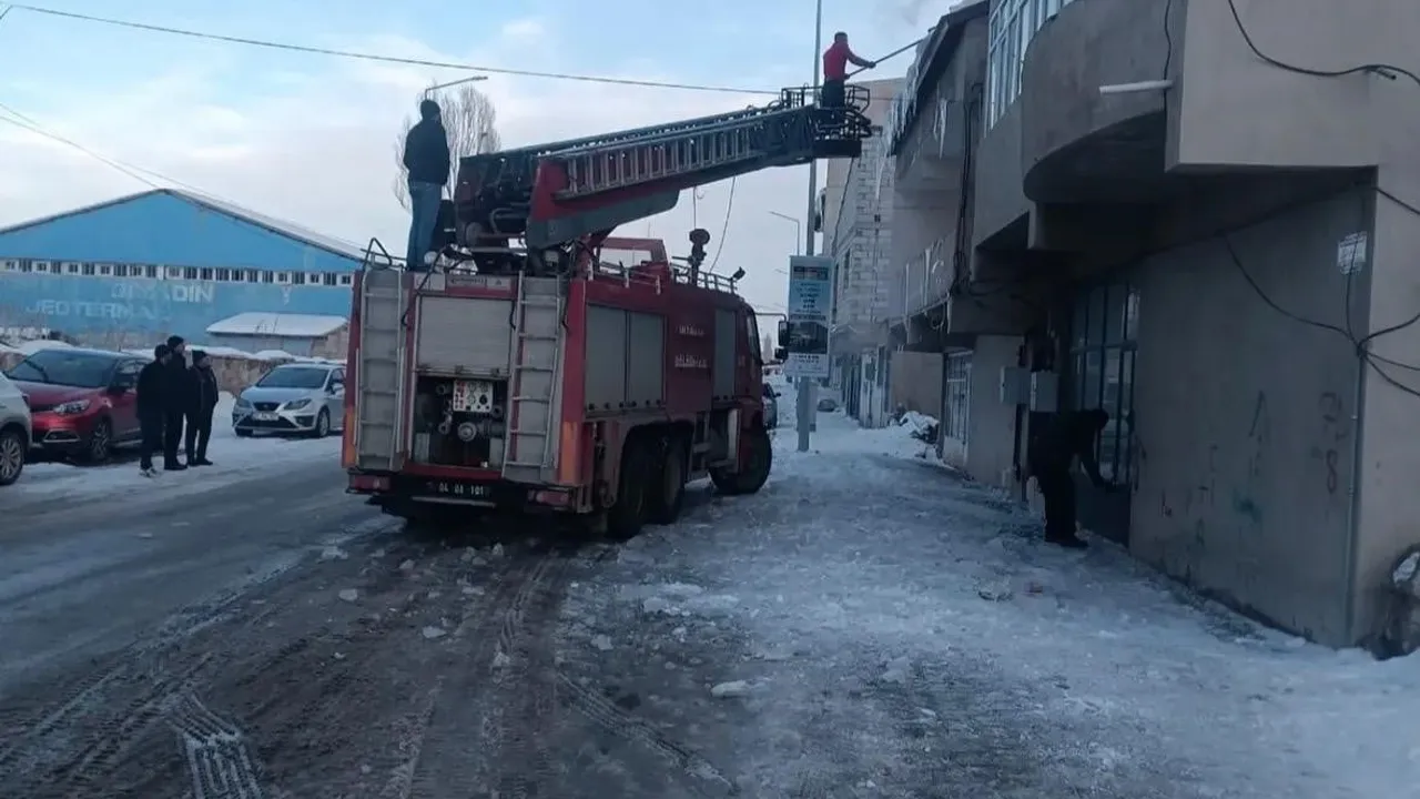 Diyadin'de tehlike oluşturan buz sarkıtları itfaiye ekiplerince kontrollü şekilde temizlendi
