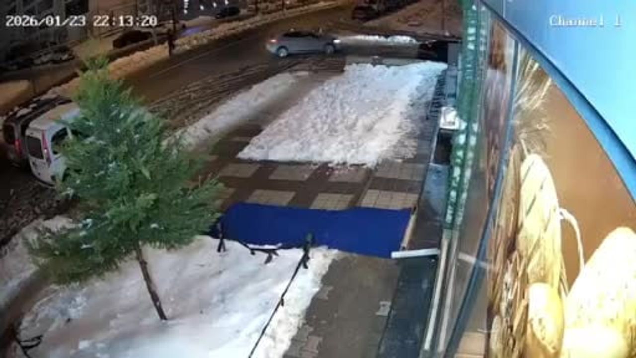 Diyarbakır Bağlar'da 6 aracın karıştığı zincirleme kaza güvenlik kamerasına yansıdı