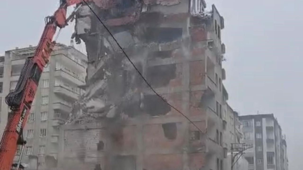 Diyarbakır Bağlar'da 6 Şubat 2023'te Hasar Gören 8 Katlı Bina Kontrollü Yıkımda 30 Saniyede Çöktü