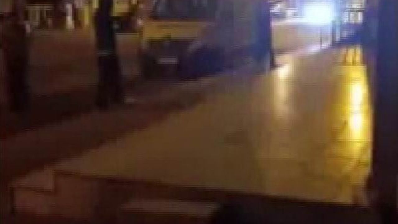 Diyarbakır Bağlar'da iş yerine silahla saldırı; anlar cep telefonu kamerasına yansıdı