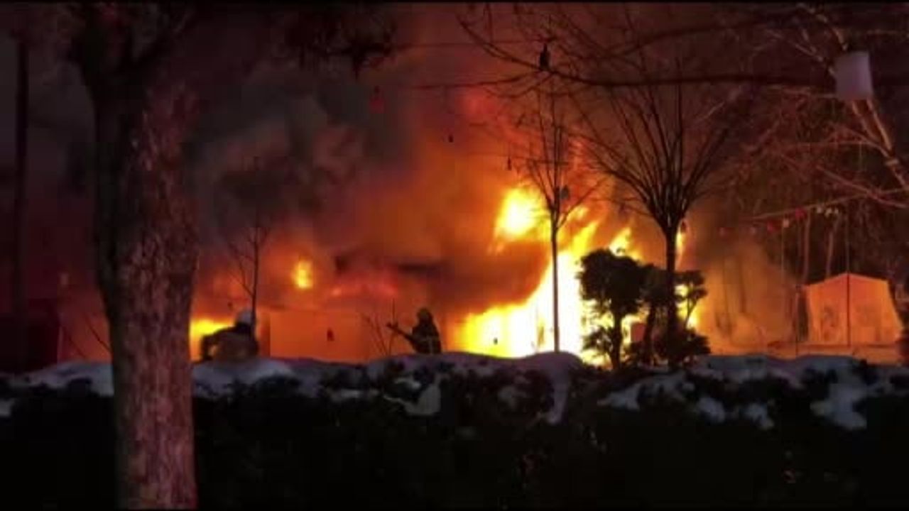 Diyarbakır Bağlar'da kafede yangın: müşteriler tahliye edildi, itfaiye söndürdü