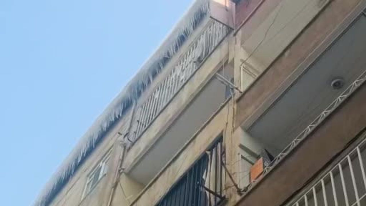 Diyarbakır Bağlar'da Kaynartepe Mahallesi'nde Binalardan Sarkan Buz Sarkıtları Tehlike Saçıyor