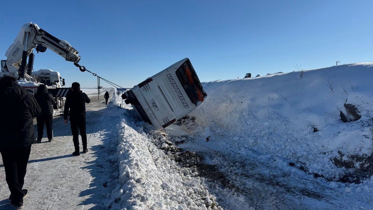 Diyarbakır Bağlar'da yolcu otobüsü devrildi: 6 yaralı