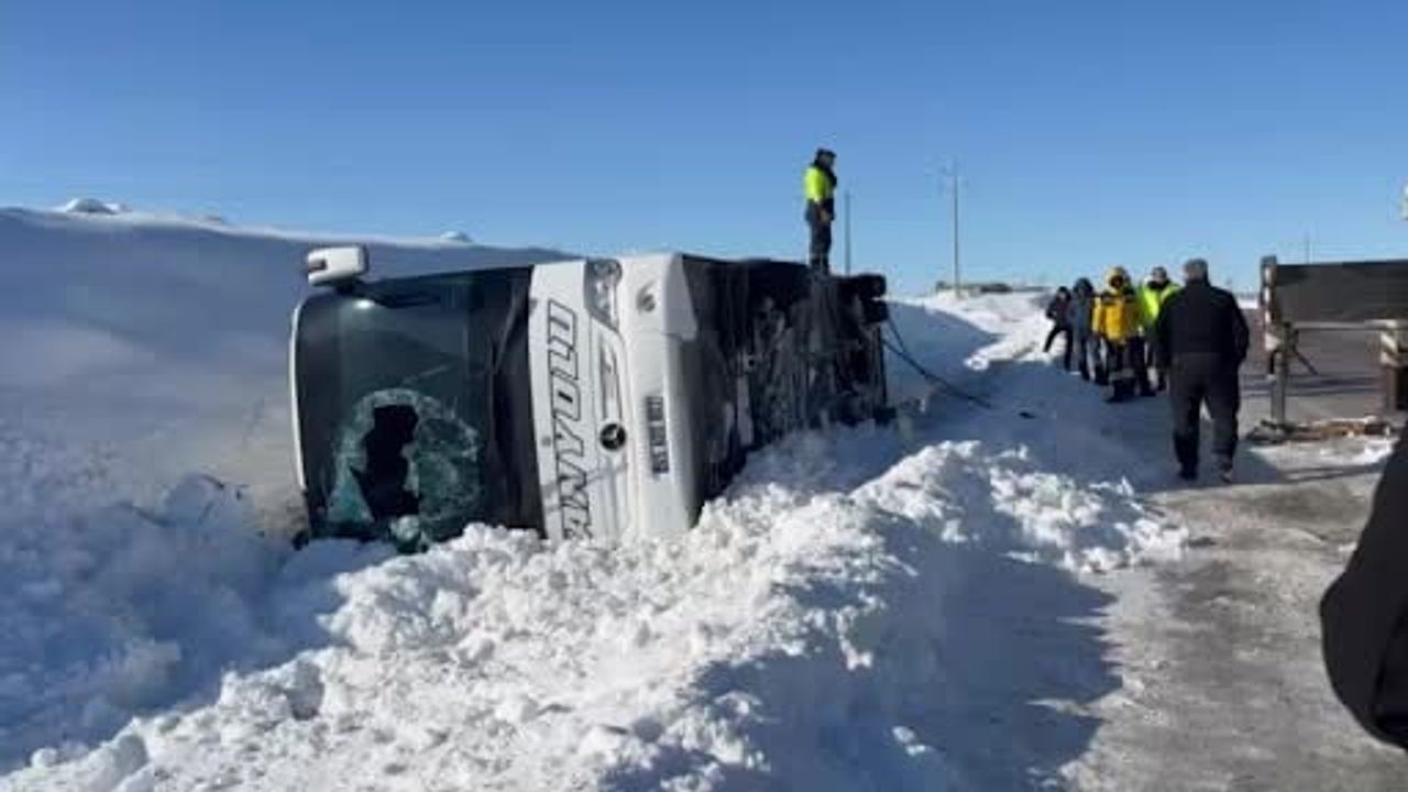 Diyarbakır Bağlar'da yolcu otobüsü devrildi: 6 yaralı