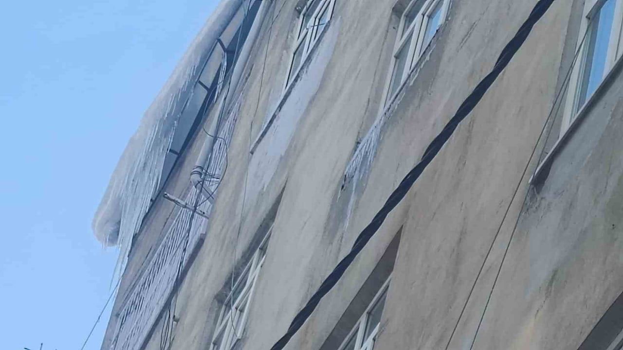 Diyarbakır Bağlar Kaynartepe'de Binalardan Sarkan Buz Sarkıtları Risk Oluşturuyor
