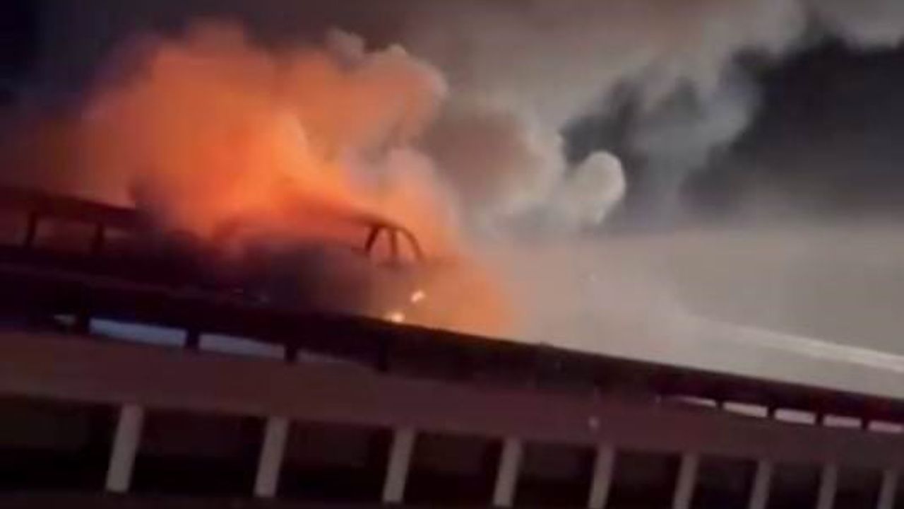 Diyarbakır-Batman Karayolunda Seyir Halindeki Otomobil Alev Aldı; Can Kaybı Yok