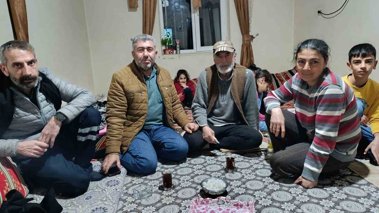 Diyarbakır Büyükşehir Belediyesi, Lice'de 4 gündür mahsur kalan vatandaşı evine ulaştırdı