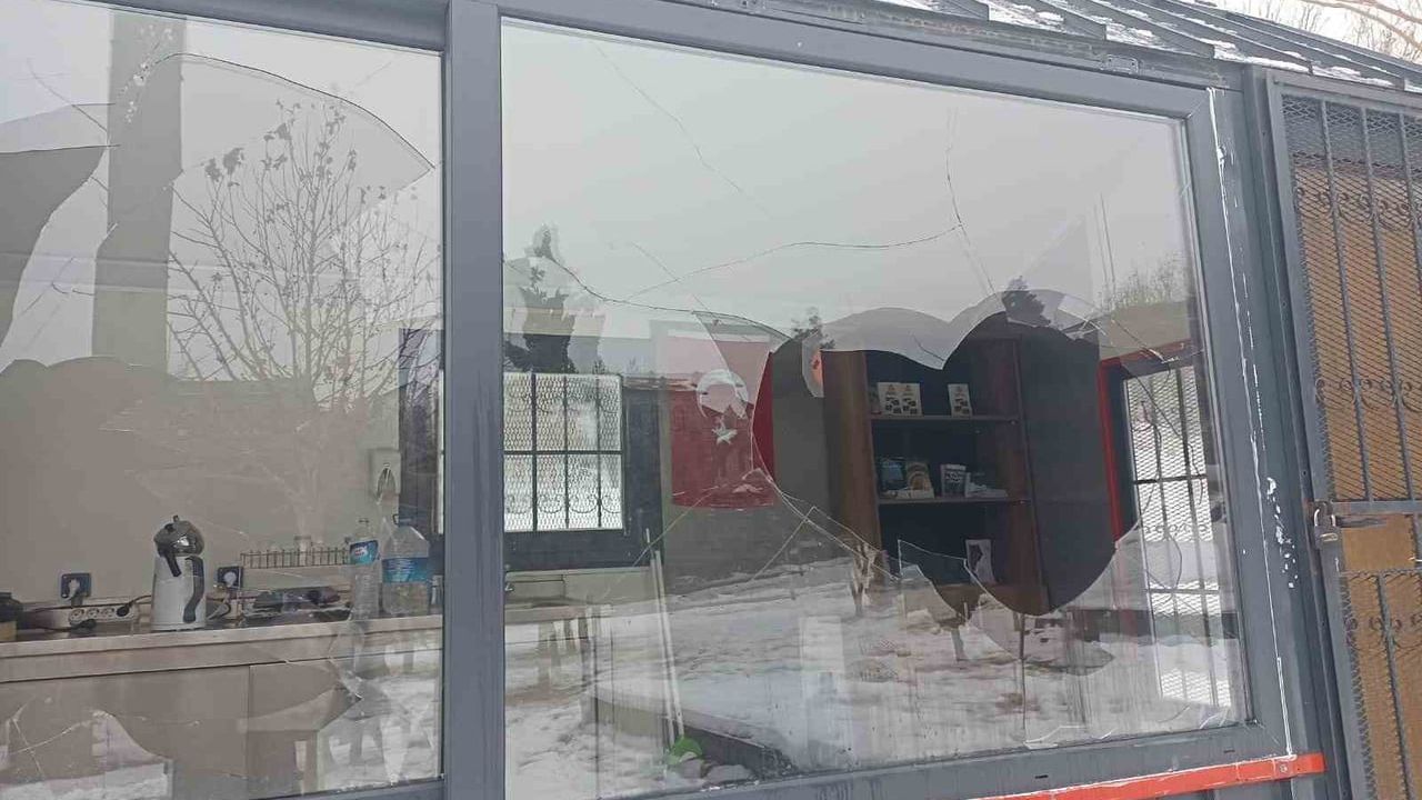 Diyarbakır Büyükşehir Belediyesi Zabıta Turizm Bürosu'na taşlı saldırı