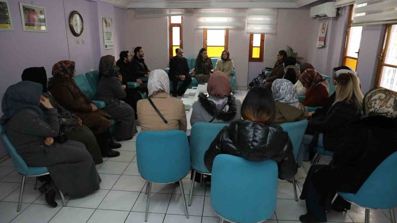 Diyarbakır Büyükşehir'den Yeniden Yaşam Derneğine Dayanışma Ziyareti ve 100 Yelek Desteği