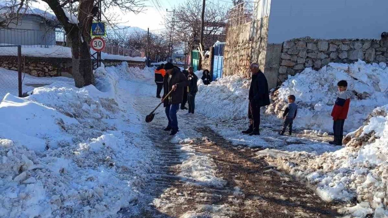Diyarbakır Çermik Kuyu Mahallesi’nde Vatandaşlar, Karla Kapanan Dar Sokakları İmeceyle Açtı