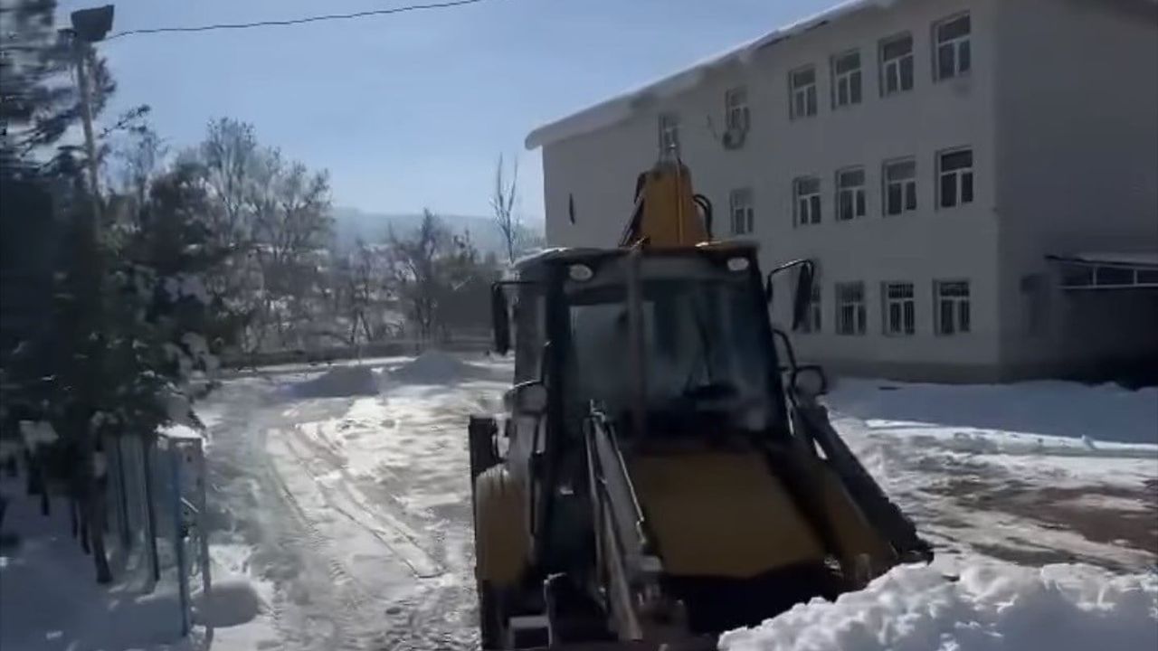 Diyarbakır Çermik’te 473 kilometrelik yol ağı kar sonrası ulaşıma açıldı