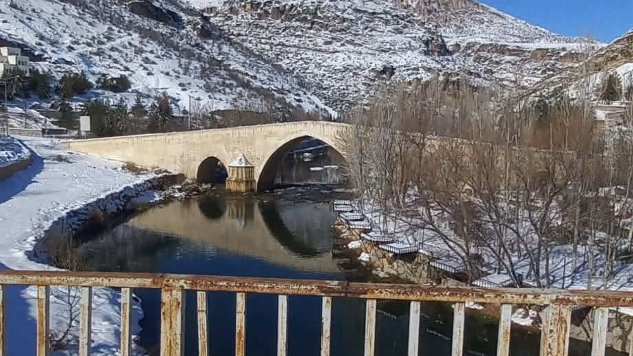 Diyarbakır Çermik'teki 847 yıllık Haburman Köprüsü kış manzarasıyla öne çıkıyor