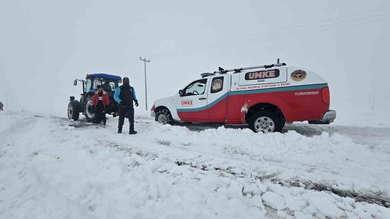 Diyarbakır Çınar'da Kar Engelini Aşan Kurtarma: Evde Doğan Anne ve Bebeğe Saatler Sonra Ulaşıldı