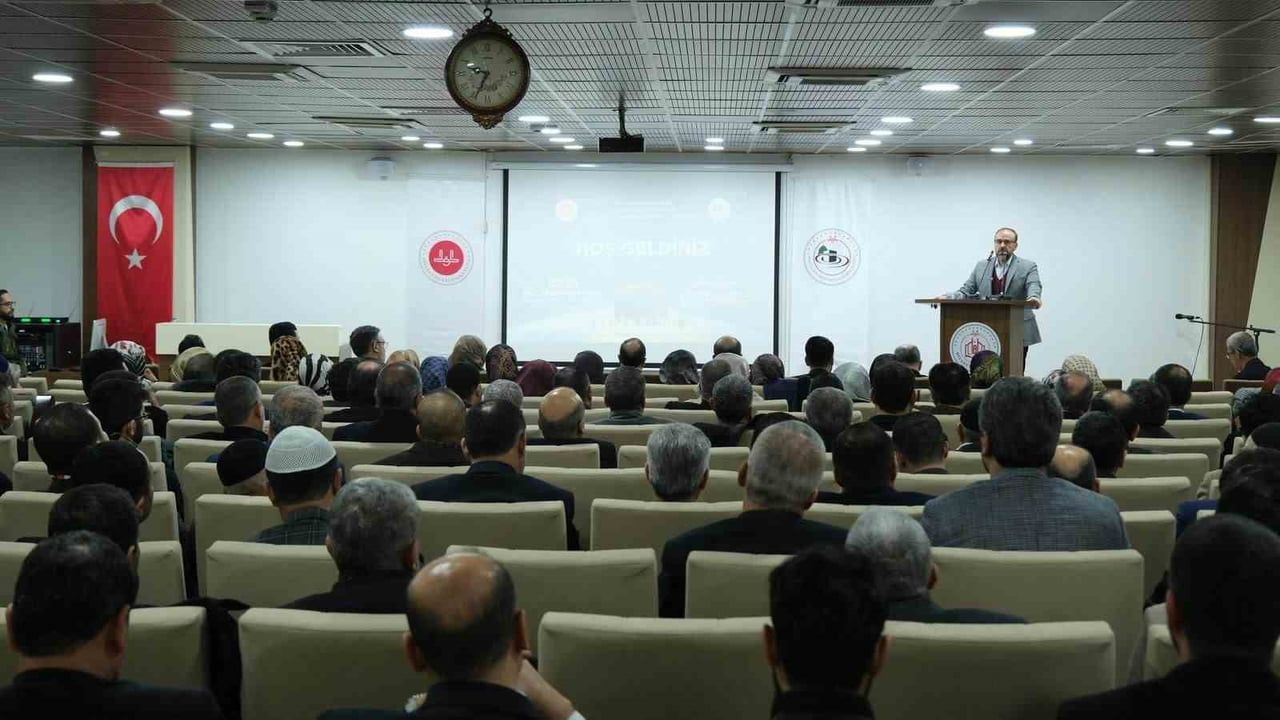 Diyarbakır'da 2026 Hac Organizasyonu İçin Kafile Görevlilerine Eğitim Semineri Düzenlendi