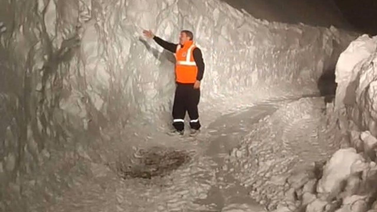 Diyarbakır'da Avut Mahallesi'nde kar kalınlığı 3 metreyi aştı