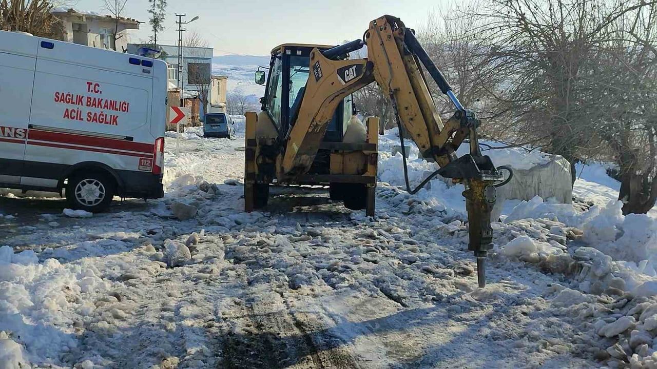 Diyarbakır'da buzlanan yolda mahsur kalan ambulansa müdahale: Anne ve bebek hastaneye ulaştırıldı