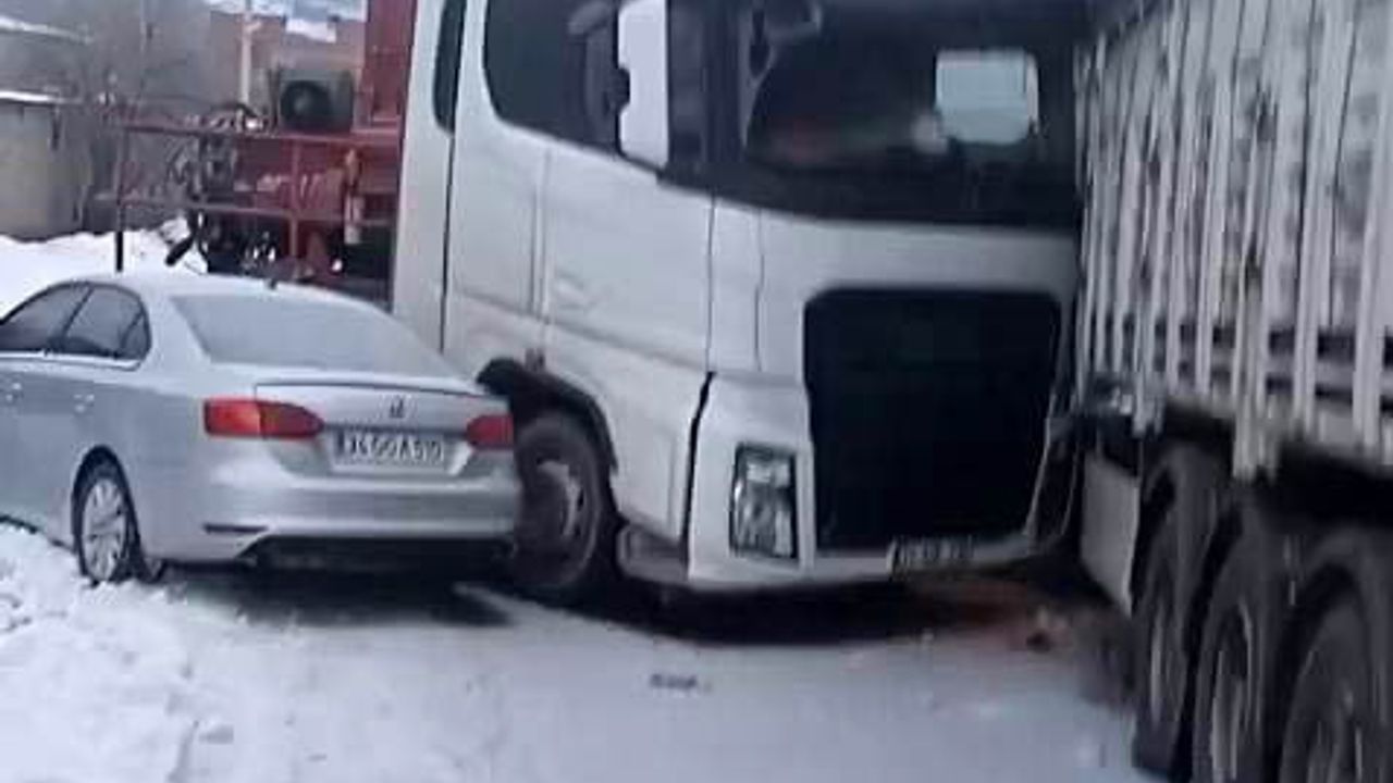 Diyarbakır'da buzlanma kaynaklı zincirleme kaza: 2 yaralı